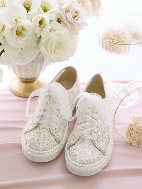 Brautsneaker_Hochzeit_Turnschuhe_Vintagehochzeit_Bohohochzeit_cool_Schuhe