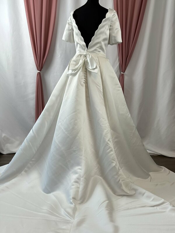 Brautkleid_satin_schlicht_clean_Hochzeit_Hochzeitskleid_Schleife