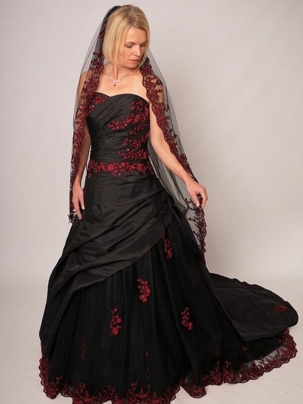 Brautkleid_schwarz_Gothicbrautkleid_bordeaux