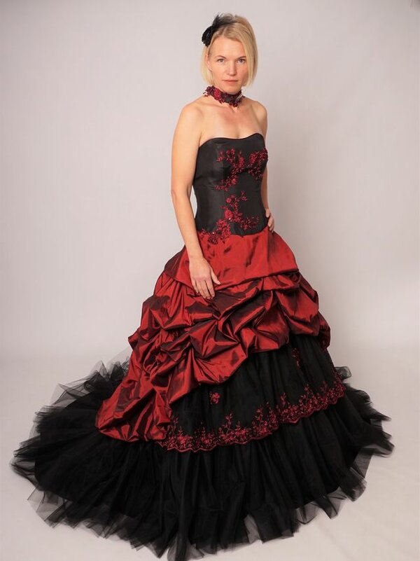 Brautkleid_schwarz_Gothicbrautkleid_bordeaux_Tuell_Taft